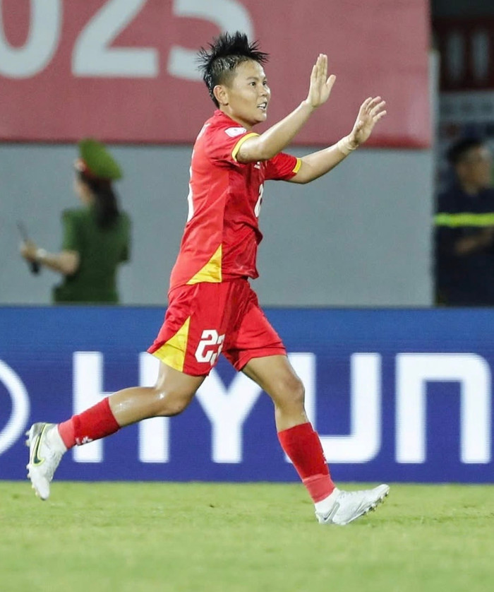 Bích Thùy đã đón tin vui lớn dù trải qua 1 tuần buồn vì bị nữ trọng tài Lào “cướp” bàn thắng. Ảnh: VFF