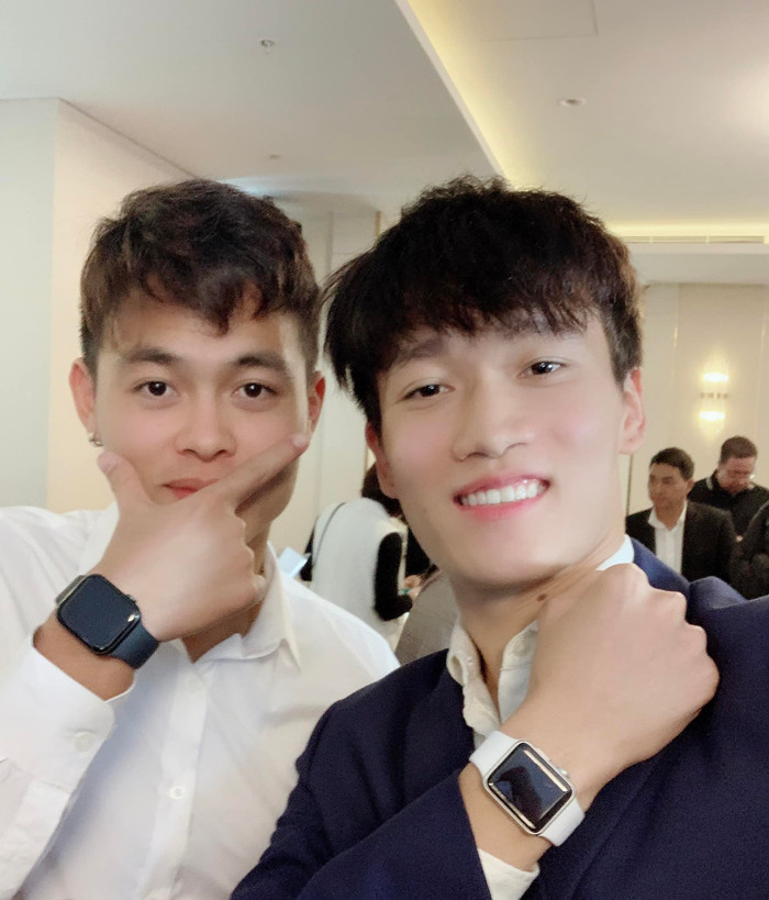 Hoàng Đức sử dụng đồng hồ thông minh. Ảnh: FBNV