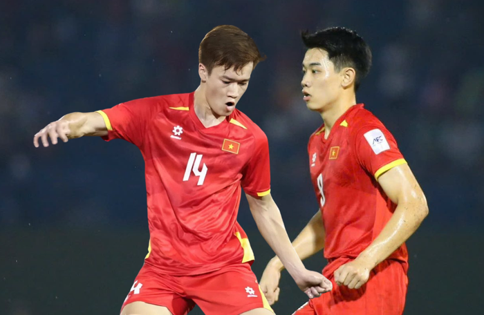 Hoàng Đức và Đình Bắc 'đụng độ' khi cùng sử dụng một mẫu đồng hồ.&nbsp;