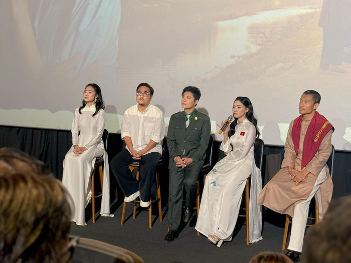 Hòa Minzy và nhạc sĩ Nguyễn Văn Chung luôn thể hiện sự tôn trọng, quan tâm đến đối phương trong công việc. Ảnh: FBNV