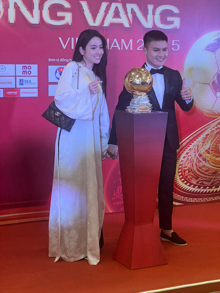 Vợ Quang Hải thu hút sự chú ý khi đeo túi hiệu trị giá 200 triệu dự sự kiện cùng chồng.&nbsp;