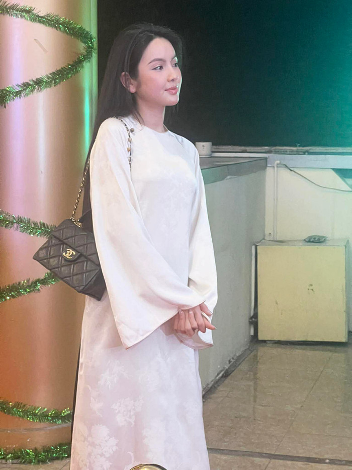 Bà xã Quang Hải sử dụng mẫu túi đến từ nhà mốt Pháp.