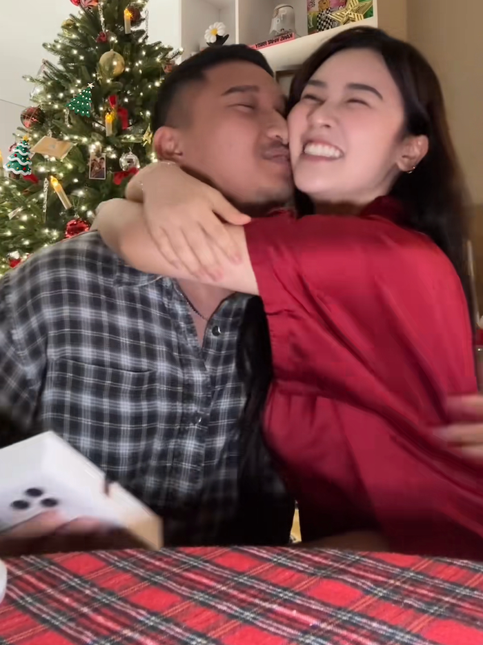 Quyên Qui thoải mái thể hiện tình cảm với bạn trai. Ảnh chụp màn hình