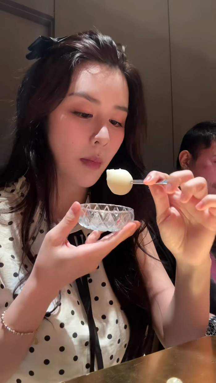 Quyên Qui từng khéo léo khoe bạn trai trong một lần đi ăn nhà hàng. Ảnh chụp màn hình