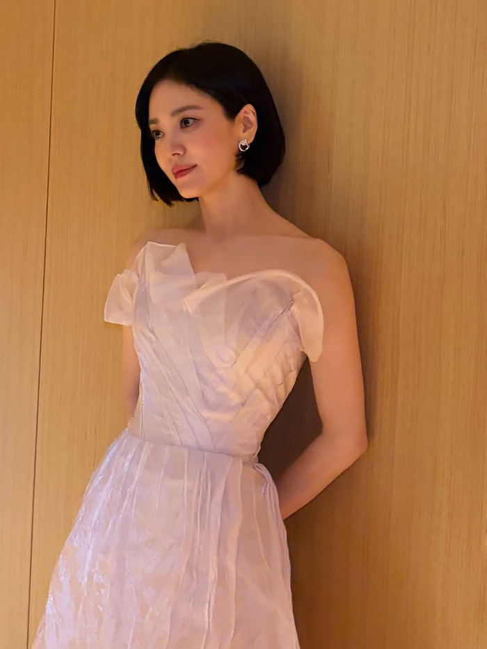 Chiếc váy màu hồng đã giúp Song Hye Kyo tôn lên làn da trắng sáng và thân hình thon gọn. Ảnh: choijaehoon.official