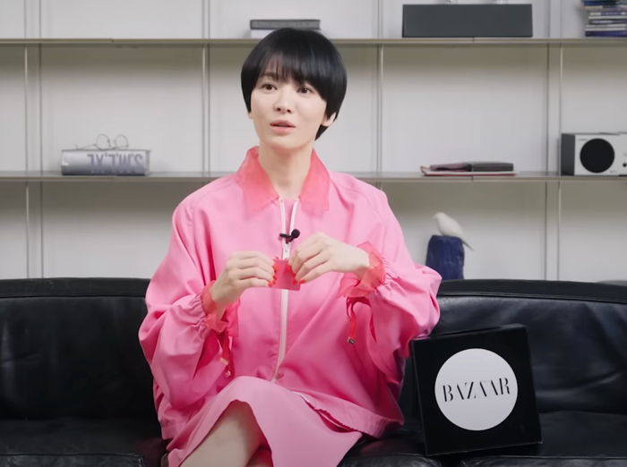 Song Hye Kyo thoải mái chia sẻ những câu chuyện xoay quanh bản thân. Ảnh: Harper’s Bazaar Korea