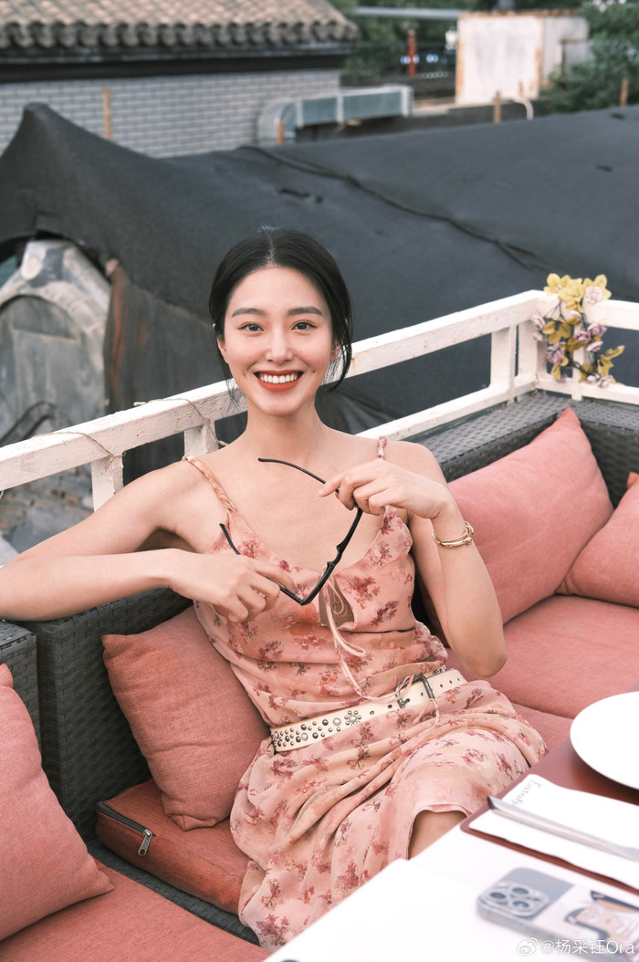 Trước khi quen bạn trai giàu có, Dương Thái Ngọc từng có thời gian hẹn hò với cha nuôi của Lưu Diệc Phi. Ảnh: Weibo