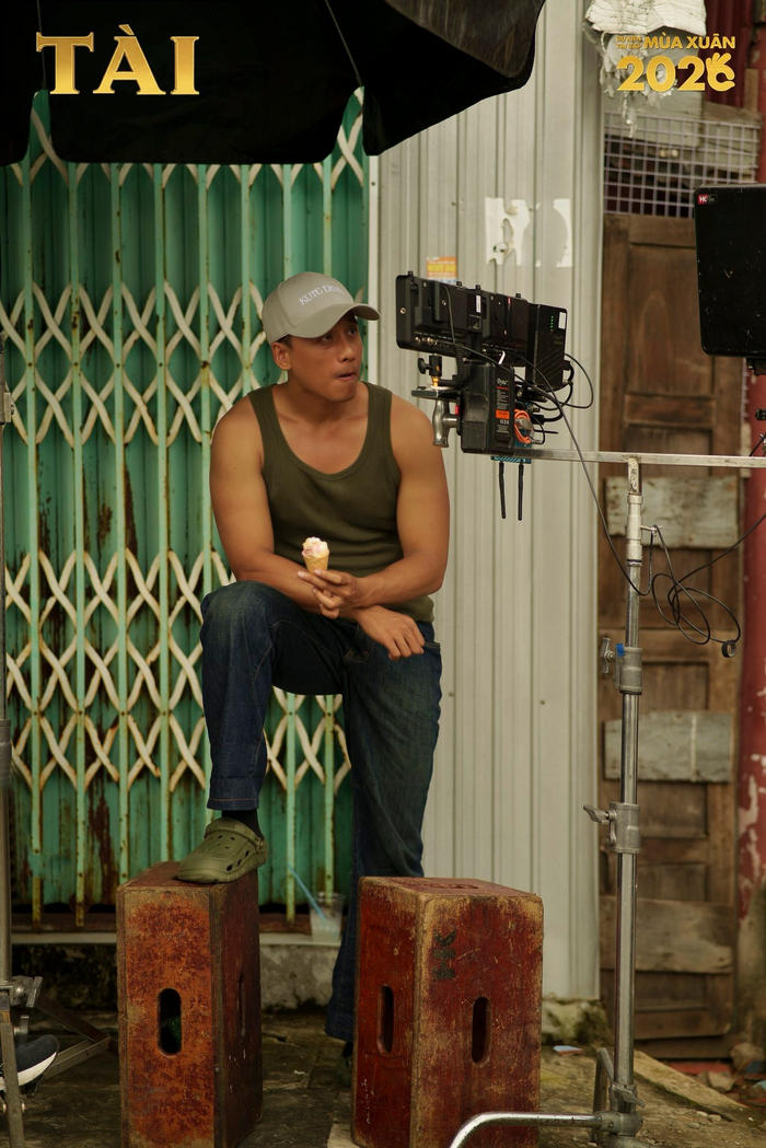 Hình ảnh Mai Tài Phến ở bối cảnh quay với vai trò đạo diễn - diễn viên.&nbsp;