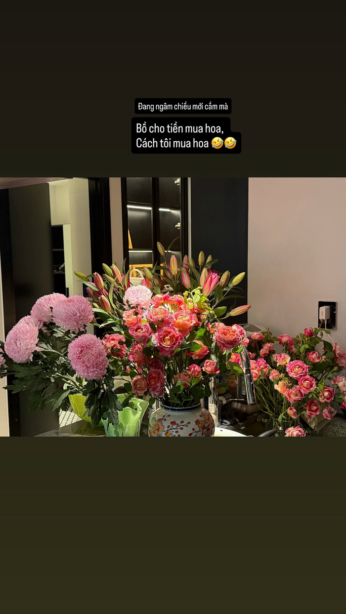 Á hậu Vũ Thúy Quỳnh tiết lộ bạn trai chi tiền cho sở thích cắm hoa của cô. (Ảnh: IGNV)