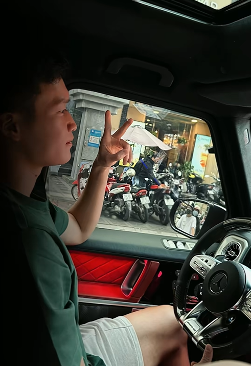 Khoảnh khắc Hoàng Đức xuất hiện cùng mẫu SUV hạng sang có giá khoảng 11 tỷ đồng từng thu hút sự quan tâm lớn. Ảnh chụp màn hình