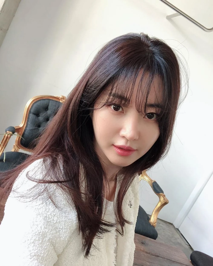 Kim Sa Rang vẫn ghi điểm tuyệt đối nhờ đường nét gương mặt rõ ràng, sống mũi cao, cằm thon và góc nghiêng hoàn hảo trong những khoảnh khắc đời thường.