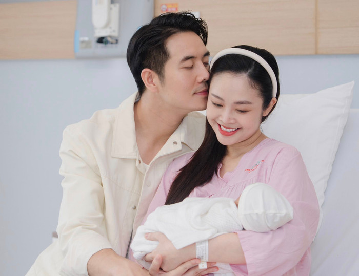 Chồng MC Thuỳ Linh hết mực quan tâm, cưng chiều vợ và con gái. Ảnh: FBNV