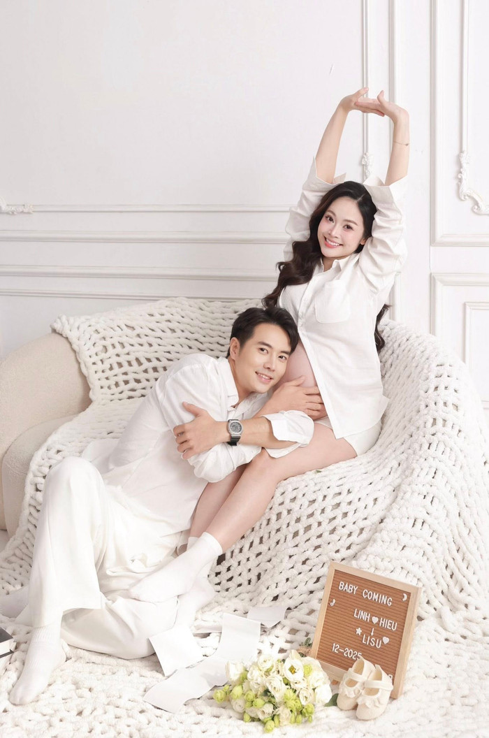 Trước khi đón con đầu lòng, MC Thuỳ Linh và diễn viên Đức Hiếu đã chụp bộ ảnh kỉ niệm đong đầy ý nghĩa. Ảnh: FBNV