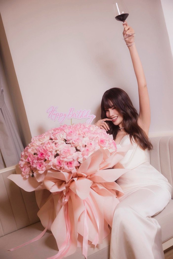 Lê Hoàng Phương thể hiện tâm trạng vui vẻ khi đón tuổi mới. Ảnh: FBNV