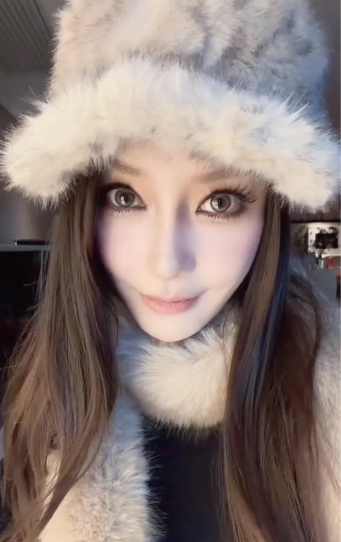 Trước đó, Angelababy từng gây tranh cãi bởi đoạn clip ngắn với tạo hình khác lạ.