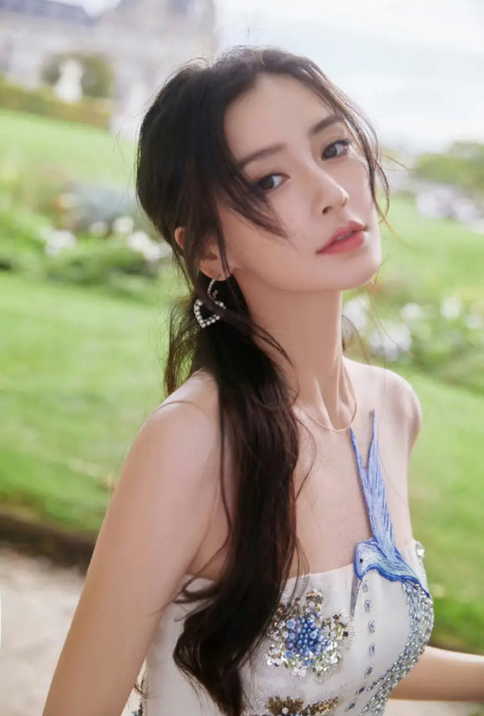 Loạt ảnh mới của Angelababy nhận về nhiều sự yêu thích bởi nét đẹp nữ tính vốn có của cô.
