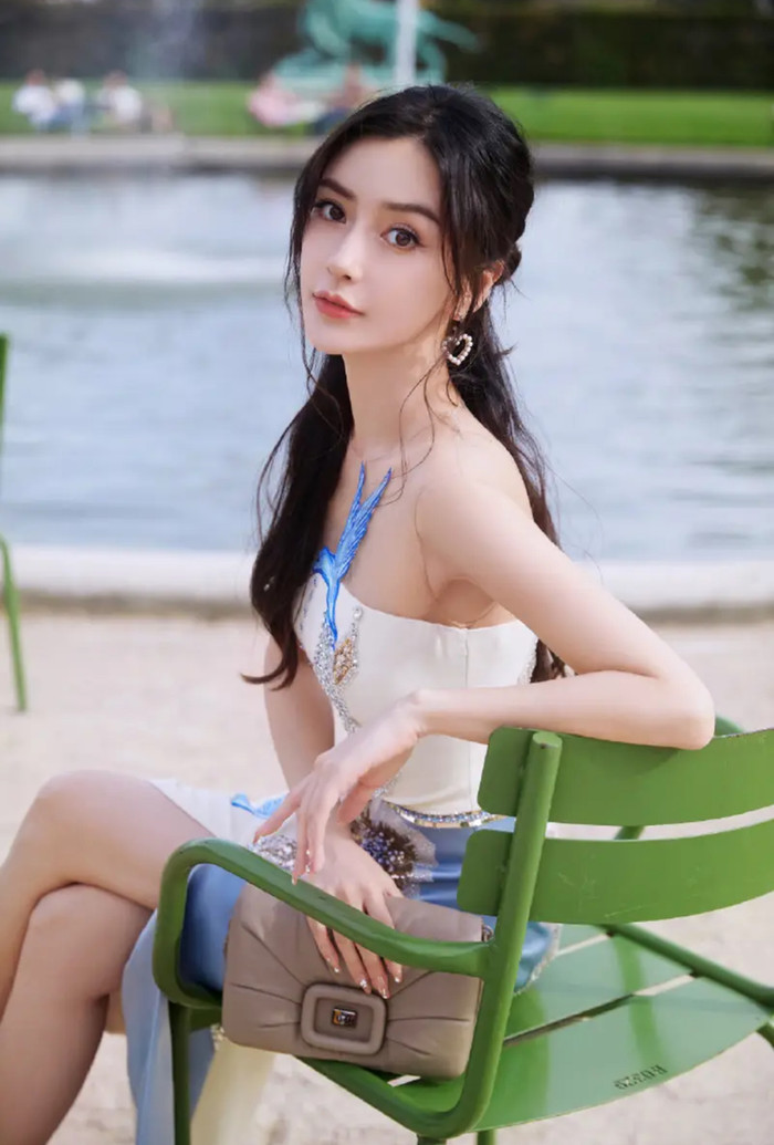 Angelababy xuất hiện trở lại sau đoạn clip gây bàn tán.
