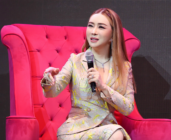 Cựu CEO Miss Universe cố tình mời tiến sĩ Raweewat Maschamadol mua trái phiếu dù công ty không có khả năng chi trả đúng hạn. Ảnh: FBNV