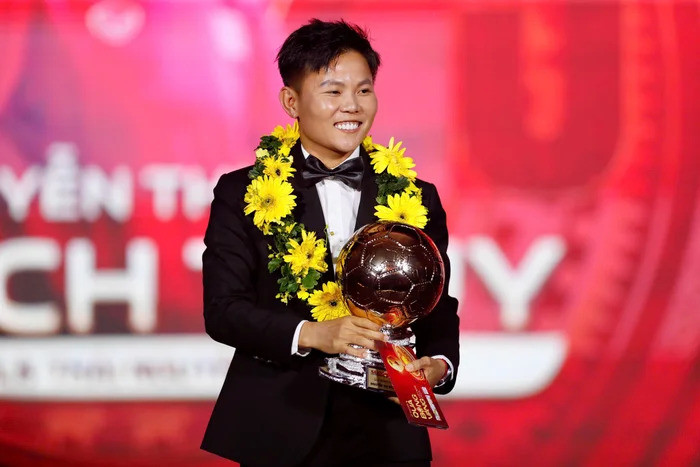 Bích Thùy có hành động đẹp sau khi khi được vinh danh với danh hiệu Quả bóng Vàng nữ 2025. Ảnh: Lê Phong