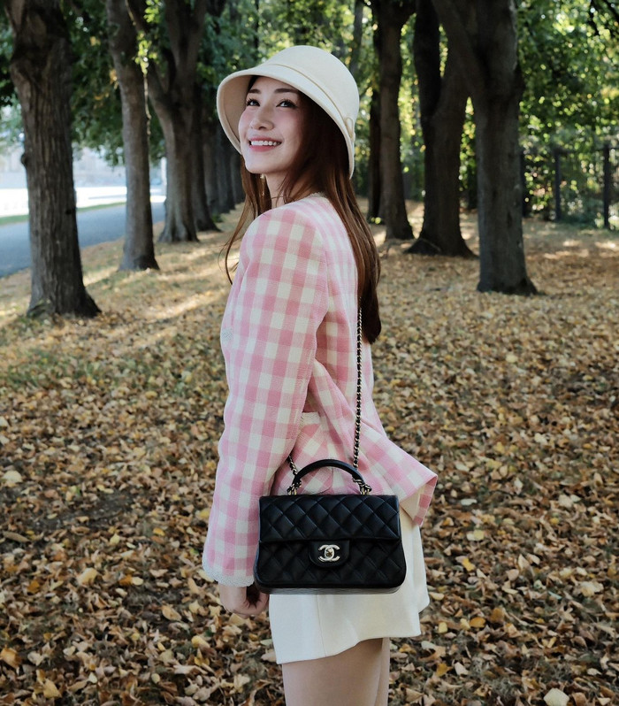 Hòa Minzy 'thả dáng' với chiếc túi 185 triệu Văn Toàn tặng. Ảnh: FBNV