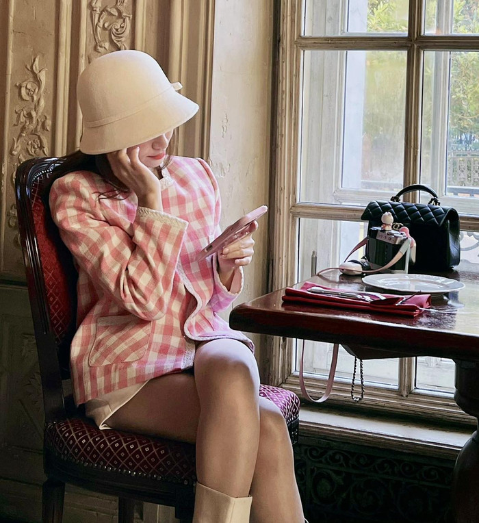 Chiếc túi 185 triệu giúp tổng thể trang phục của Hòa Minzy hài hòa giữa sự nữ tính và sang trọng. Ảnh: FBNV