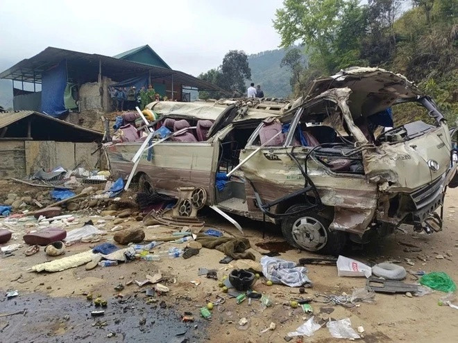 Chiếc xe hư hỏng nặng sau vụ việc. Ảnh: Znews