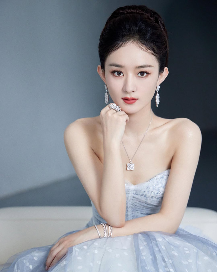 Triệu Lệ Dĩnh được biết đến nhờ nhan sắc xinh đẹp và tính cách thân thiện. Ảnh: IGNV