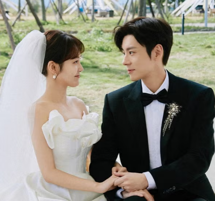 Ngụy Triết Minh và Trương Giai Ninh hóa thân thành cặp đôi cưới trước yêu sau trong Cất Giấu Lãng Mạn, bộ phim công sở ngọt ngào với tiết tấu nhanh.