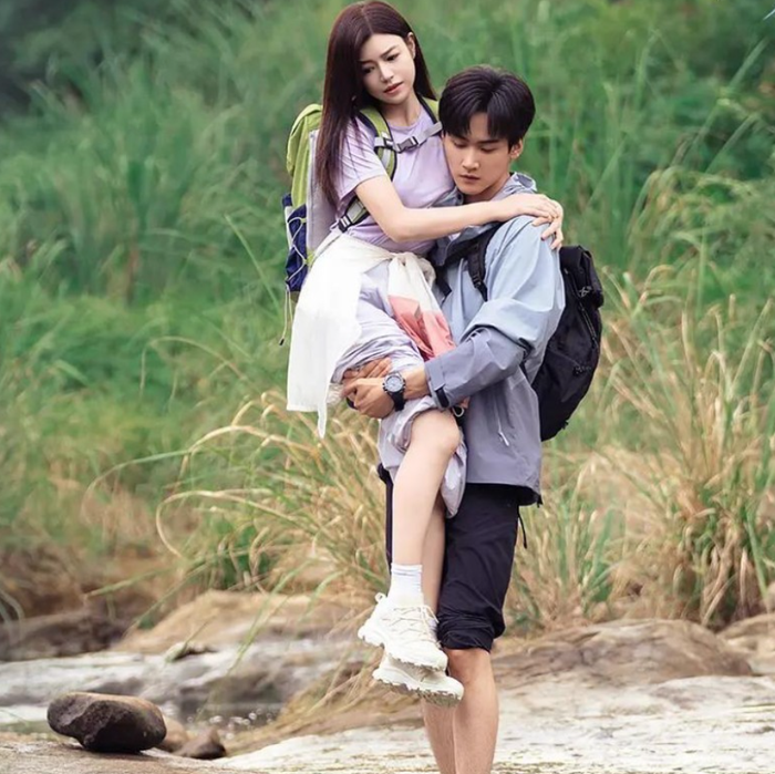 Trần Nghiên Hy và Châu Kha Vũ gây chú ý với những phân cảnh tình cảm trong Bắn Trúng Con Bướm, bộ phim ngôn tình hiện đại mang màu sắc trưởng thành.