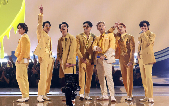 Nam ca sĩ bị chính cha ruột 'cà khịa' vì không bằng BTS Ảnh 1