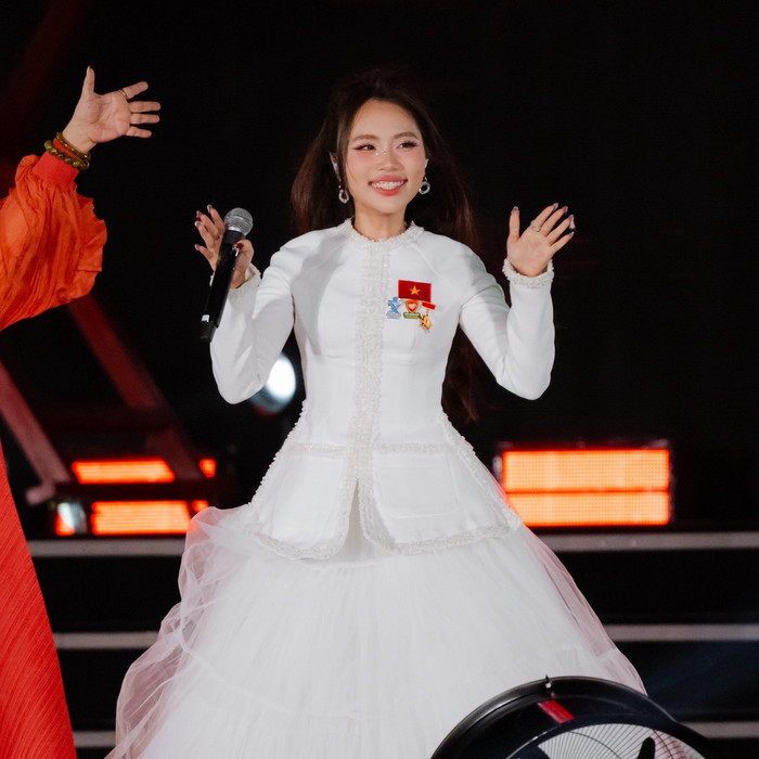 Quá rực rỡ với Phương Mỹ Chi Ảnh 6