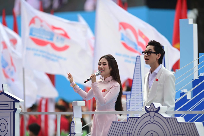 Quá rực rỡ với Phương Mỹ Chi Ảnh 4