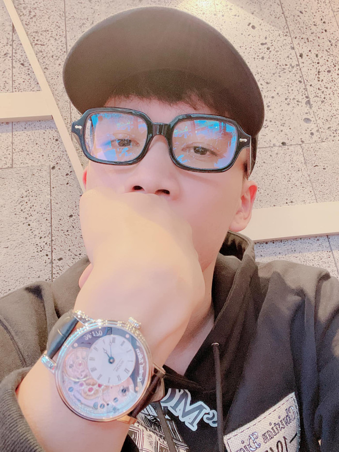 Chiếc đồng hồ EPOS đến từ Thụy Sĩ này từng được tiền vệ Hoàng Đức diện khi nhận giải Quả Bóng Vàng Việt Nam 2021. (Ảnh: FBNV)