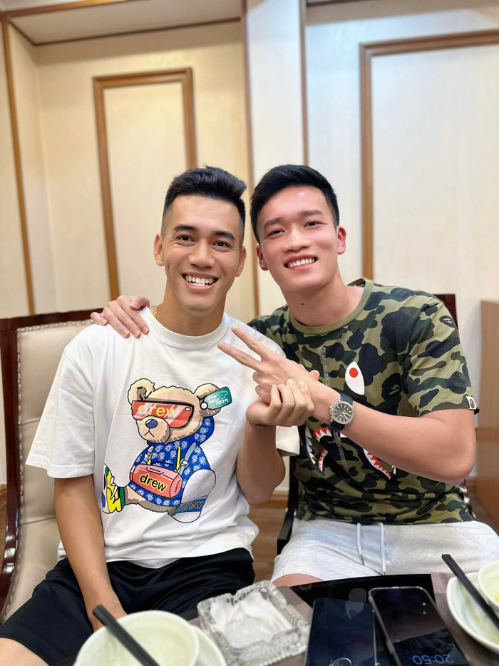 Tiền vệ Nguyễn Hoàng Đức diện mẫu đồng hồ Patek Philippe khi xuất hiện cùng tiền đạo Tiến Linh. (Ảnh: FBNV)