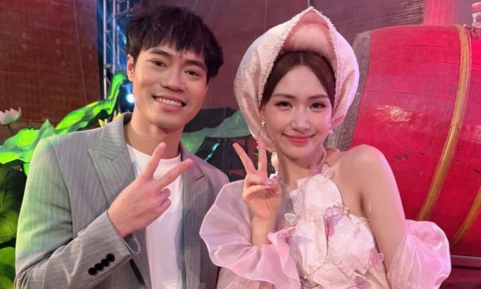 Hòa Minzy và Văn Toàn có thể kết nối với nhau dễ hơn nhờ hệ sinh thái Apple.