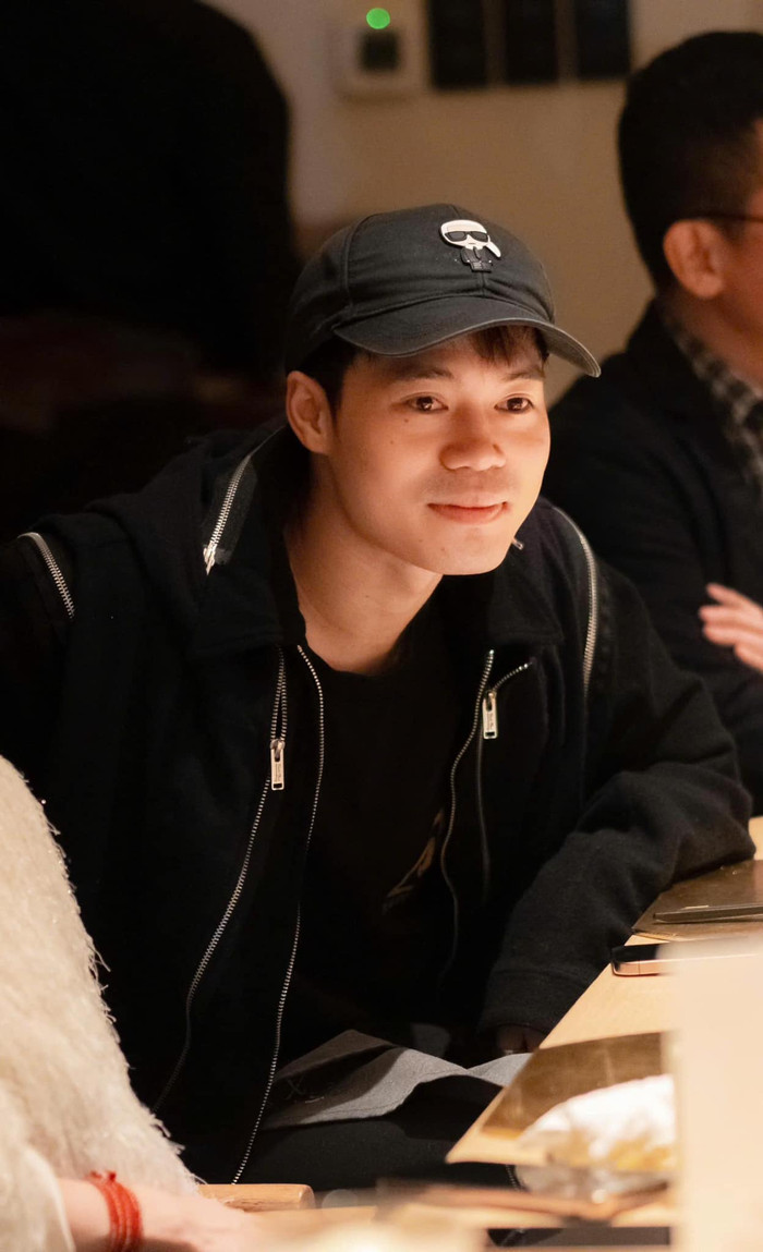 Hòa Minzy từng tặng Văn Toàn chiếc điện thoại iPhone 17 Pro Max. Ảnh: FBNV