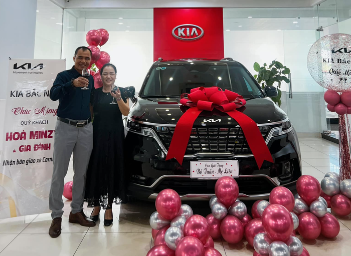 Hòa Minzy từng chọn Kia Carnival 2022 làm quà tặng bố mẹ.