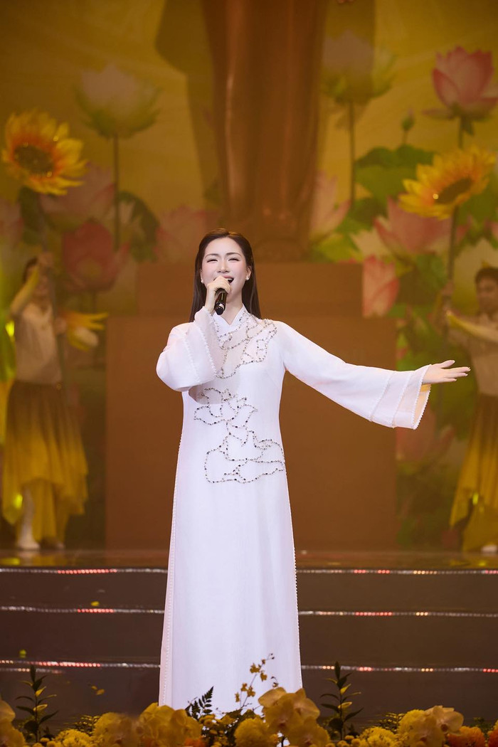 Hòa Minzy đã khiến người hâm mộ 'trầm trồ' khi đăng tải bộ ảnh mới trong trang phục áo dài truyền thống. Ảnh: FBNV