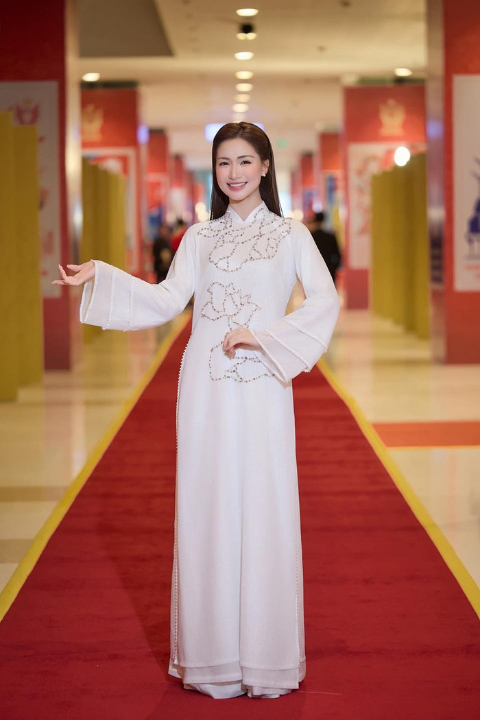 Hòa Minzy nền nã trong thiết kế áo dài trắng hiện đại. Ảnh: FBNV