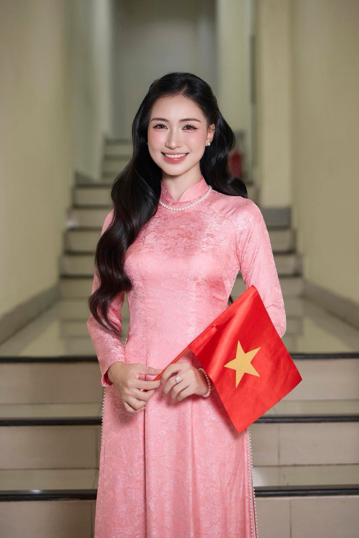 Áo dài giúp tôn nét dịu dàng của Hòa Minzy. Ảnh: FBNV