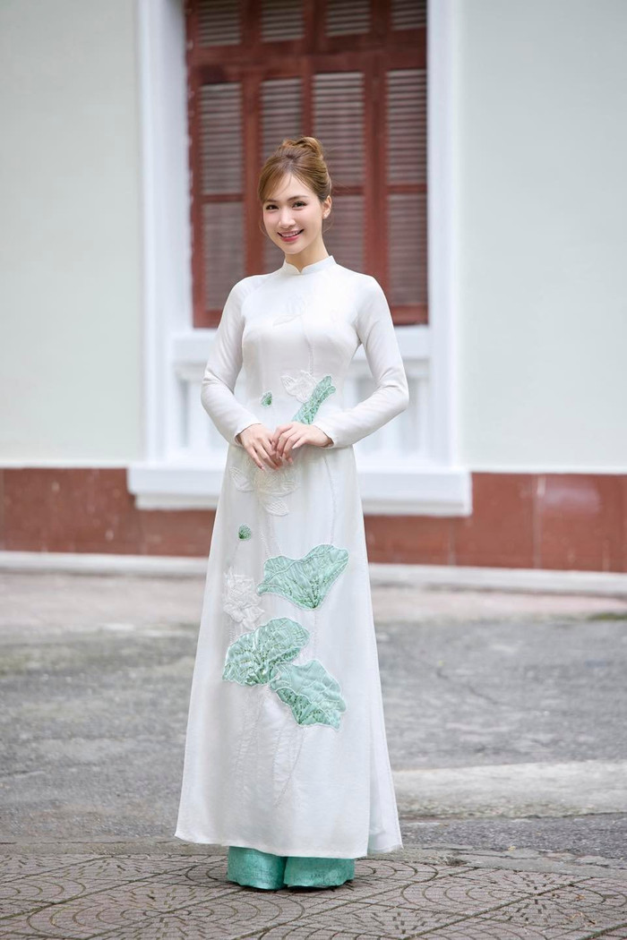 &nbsp;Hòa Minzy nhiều lần xuất hiện trong trang phục truyền thống khi đi diễn, tham gia các sự kiện văn hóa. Ảnh: FBNV