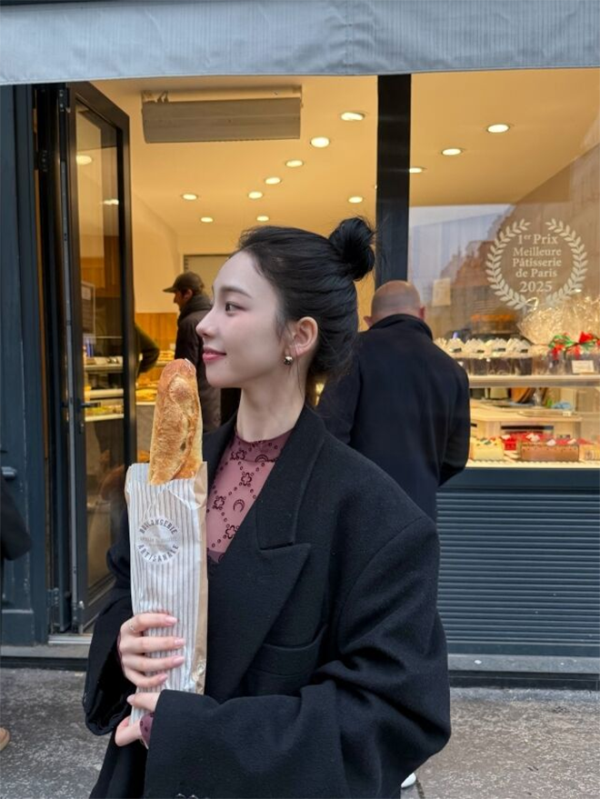 Karina - thành viên nhóm nhạc aespa chia sẻ loạt ảnh đời thường mới đây.