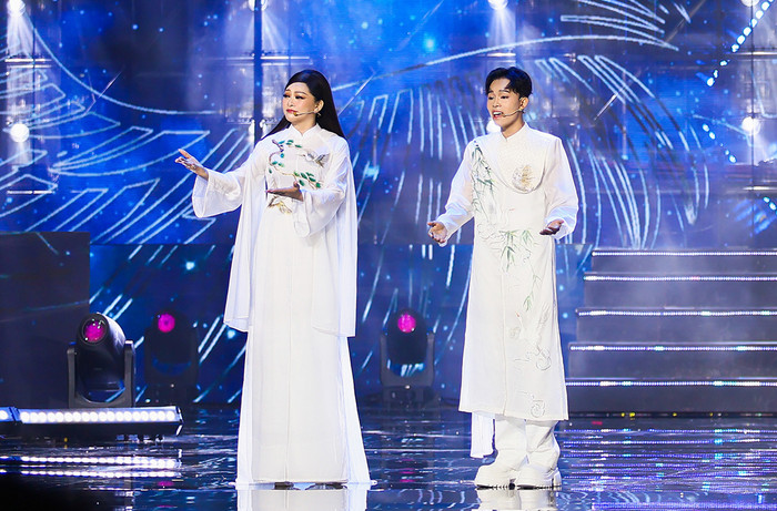 Hồ Văn Cường hiếm hoi đứng chung sân khấu với Như Quỳnh trong một đại nhạc hội diễn ra mới đây.