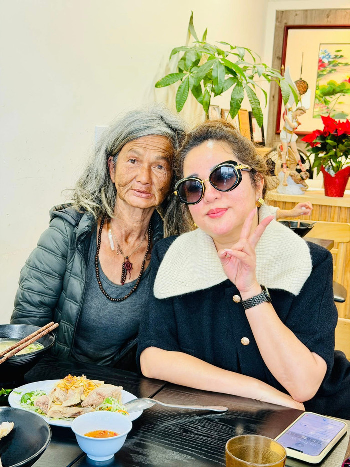 Trong lần gặp mới nhất với Thúy Nga, ca sĩ Kim Ngân trông tỉnh táo, thần sắc dễ chịu hơn.