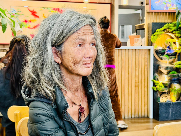 Nhiều năm qua, ca sĩ Kim Ngân đi lang thang và sống vô gia cư ở xứ người.&nbsp;