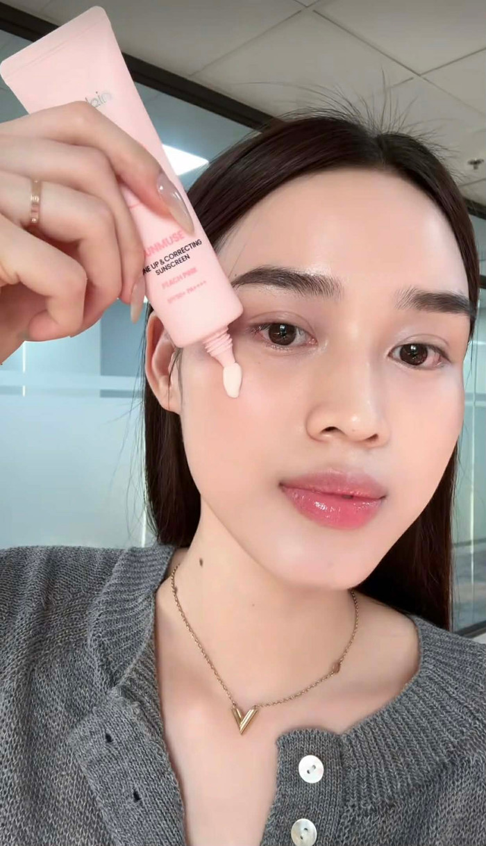 Kem chống nắng mà Đỗ Thị Hà tin dùng có kết cấu lotion mỏng nhẹ, thẩm thấu cực nhanh. Ảnh chụp màn hình