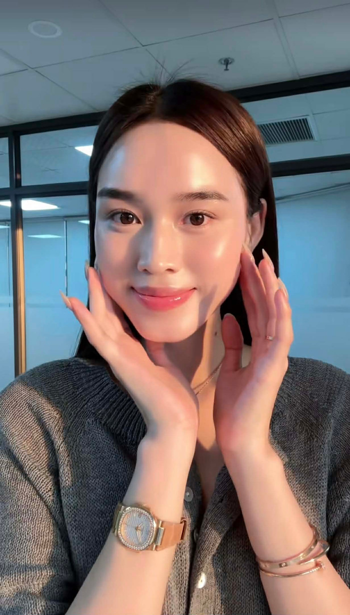 Đỗ Thị Hà khoe làn da sau khi thoa kem chống nắng. Ảnh chụp màn hình