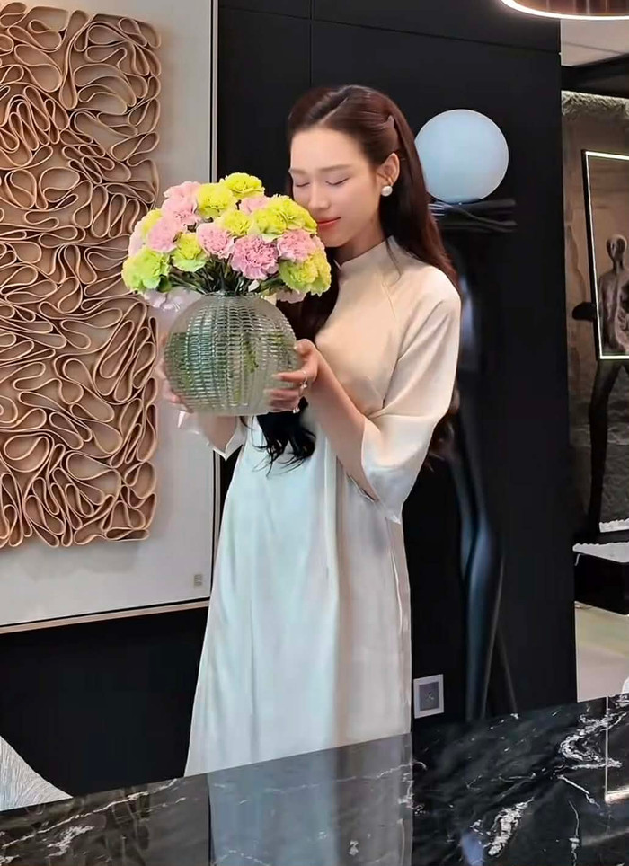 Chiếc áo dài phù hợp với hình tượng nữ tính của Đỗ Thị Hà. Ảnh chụp màn hình