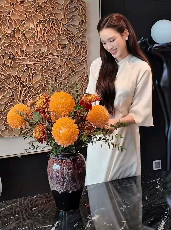 Đỗ Thị Hà duyên dáng trong tà áo dài có gam màu hồng phấn. Ảnh chụp màn hình