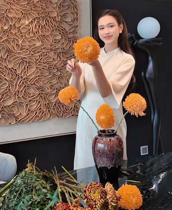 Đỗ Thị Hà diện áo dài trổ tài cắm hoa. Ảnh chụp màn hình